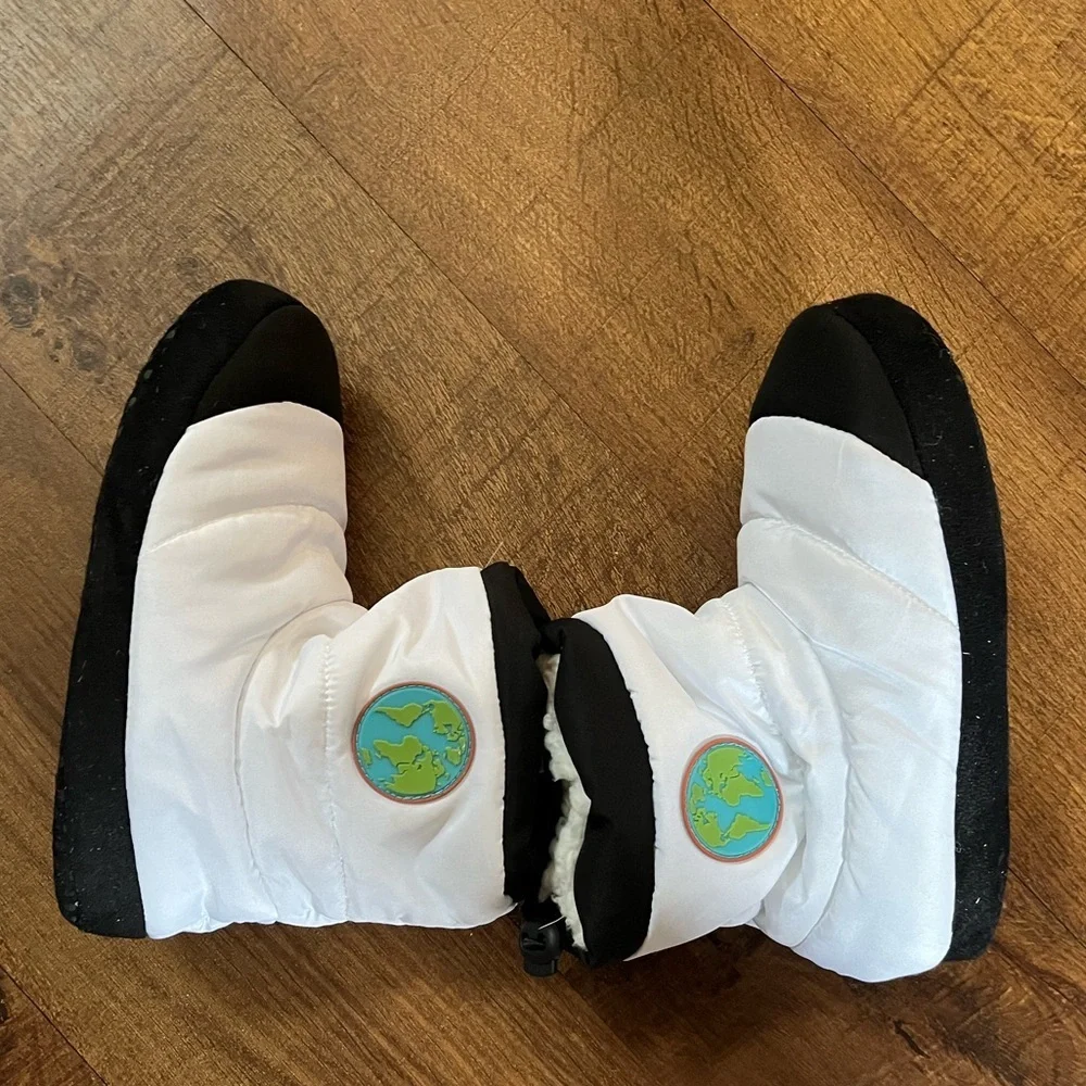 Nwot big kids unisex boy girl space slipper booties Sz 4/5 black white
